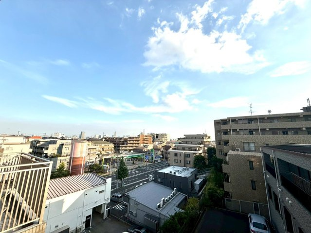 三ツ沢パーク・ホームズ参番館の展望|開放感ある眺望が魅力。遠くまで見渡せる景色は、暮らしに心地よいゆとりをもたらします。