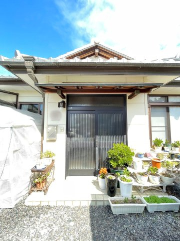 中古戸建・中古住宅　太田市上小林町　平屋建て　毛里田小・毛里田中の玄関|軒先のある玄関！玄関灯＆インターホン（呼び鈴）付き！