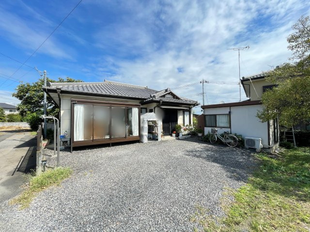 中古戸建・中古住宅　太田市上小林町　平屋建て　毛里田小・毛里田中の駐車場|家の前面が駐車場になっています！駐車標準2台可能です！