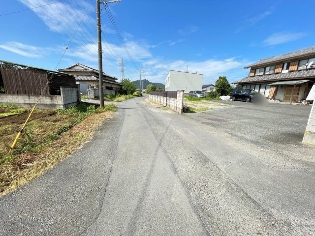 中古戸建・中古住宅　太田市上小林町　平屋建て　毛里田小・毛里田中の前面道路含む現地写真|緑豊かな立地で四季折々の風景を楽しみながら生活ができるエリアになります！