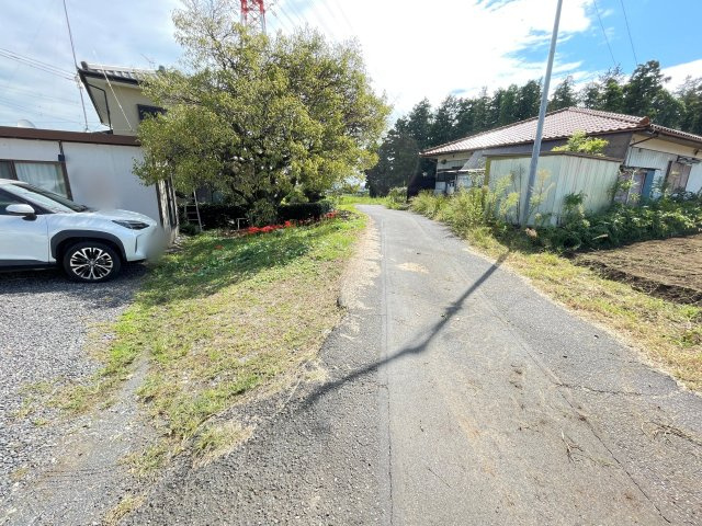 中古戸建・中古住宅　太田市上小林町　平屋建て　毛里田小・毛里田中の前面道路含む現地写真|車通りも少ないので安心してお過ごしいただける環境です！