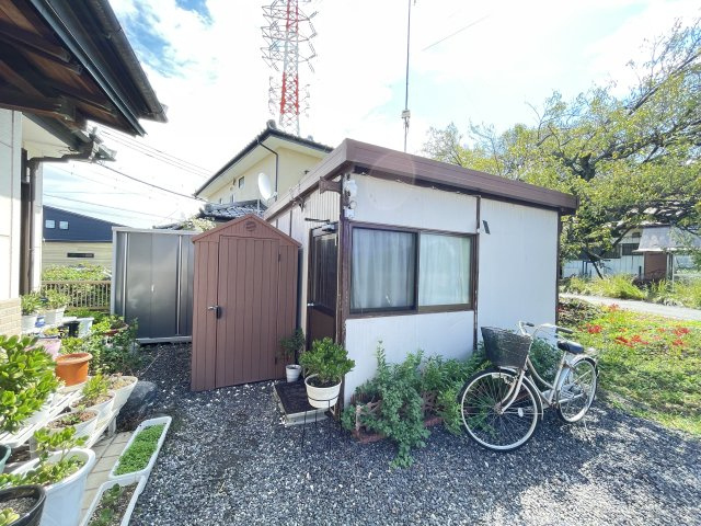 中古戸建・中古住宅　太田市上小林町　平屋建て　毛里田小・毛里田中の庭|プレハブ小屋は8帖くらいのスペースでエアコンもありアトリエや趣味部屋としてもお使いいただけます！