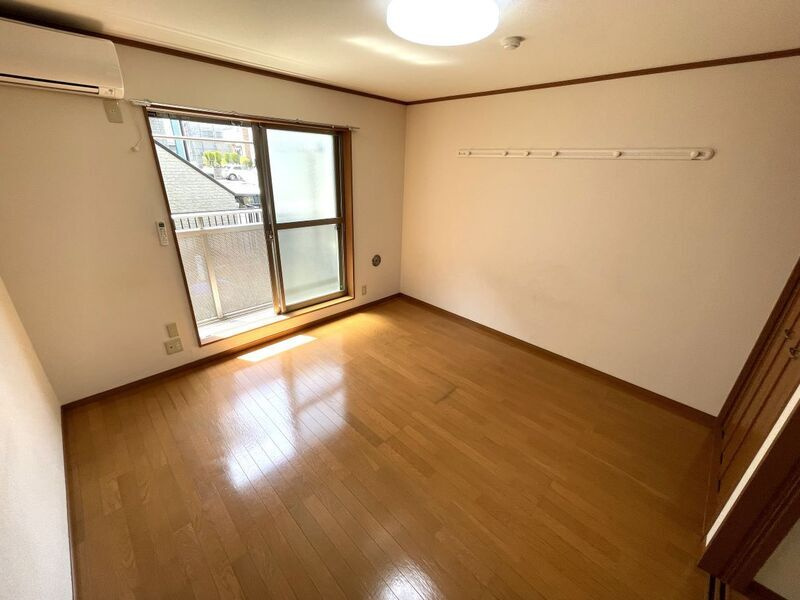 川崎市麻生区百合丘２丁目のアパートの居間・リビング