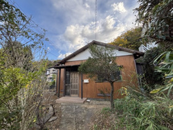 大きなドッグランのある平屋の画像