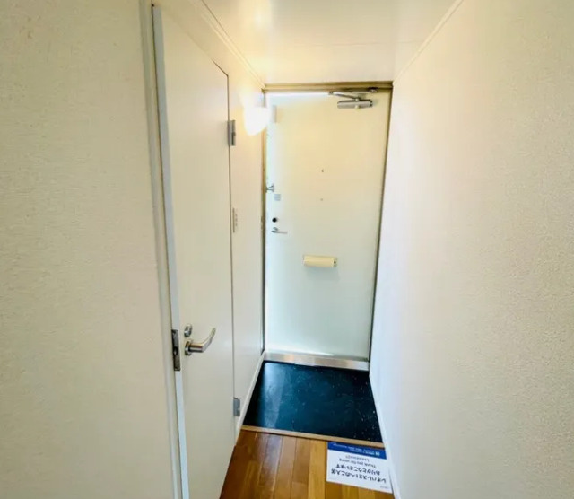 レオパレス伊吹の玄関