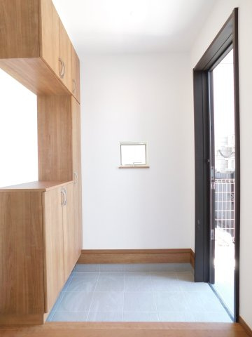 海部郡蟹江町西之森９丁目の新築一戸建の玄関|◇玄関◇　　大容量のシューズボックス♪　窓もあって明るい玄関♪
