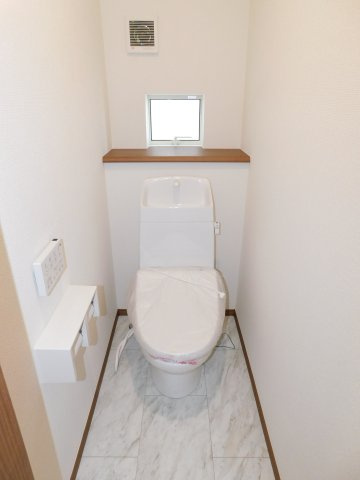 海部郡蟹江町西之森９丁目の新築一戸建のトイレ|◇トイレ◇　　温水洗浄便座　リモコンパネル付き　１階・２階とも窓があって明るいトイレ♪
