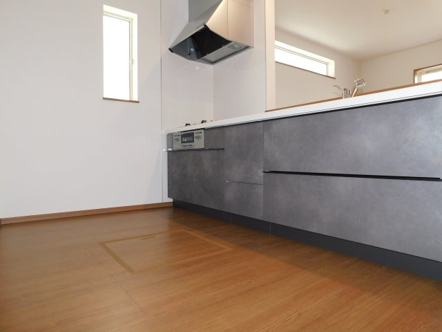 海部郡蟹江町西之森９丁目の新築一戸建のキッチン|◇キッチン◇　　人気の対面式・人造大理石カウンターシステムキッチン・浄水機能付ハンドシャワー・スローインクローズレール・静音仕様シンク・Ｓｉセンサーコンロ（３口）・床下収納庫