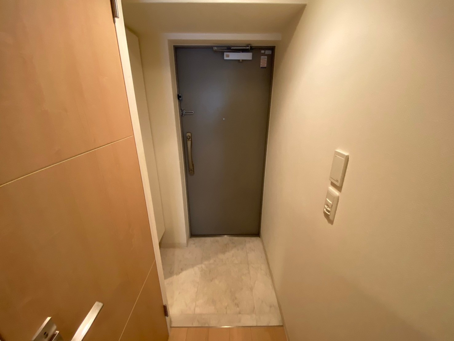 豊中市岡上の町４丁目の賃貸マンションの玄関