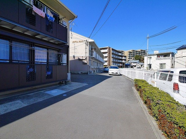 ジョイフル東生駒B棟の駐車場|駐車場があります