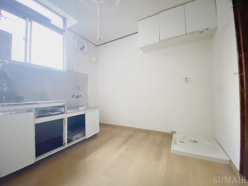 吉村荘のキッチン|ゆったりとした居間です