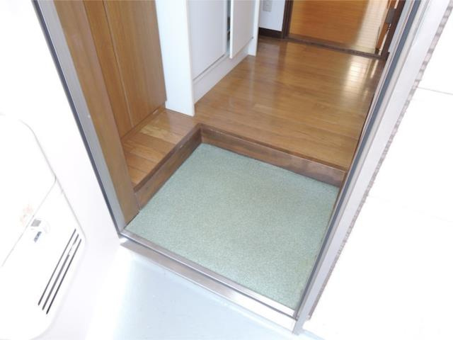 川崎市多摩区菅５丁目のアパートの玄関