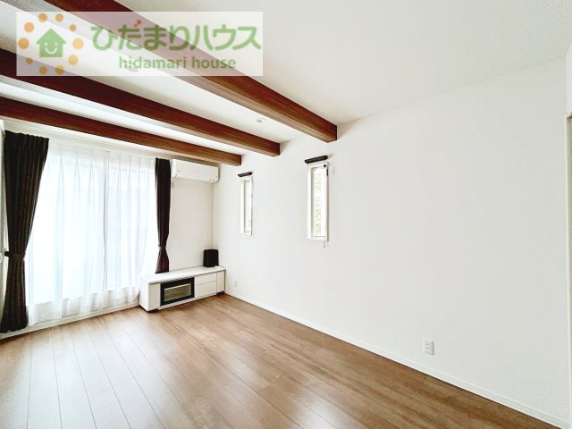 【寝室】 | 守谷市松並青葉3丁目　中古戸建 | 天井の高い主寝室♪ゆっくりと過ごせる大人のくつろぎ空間！