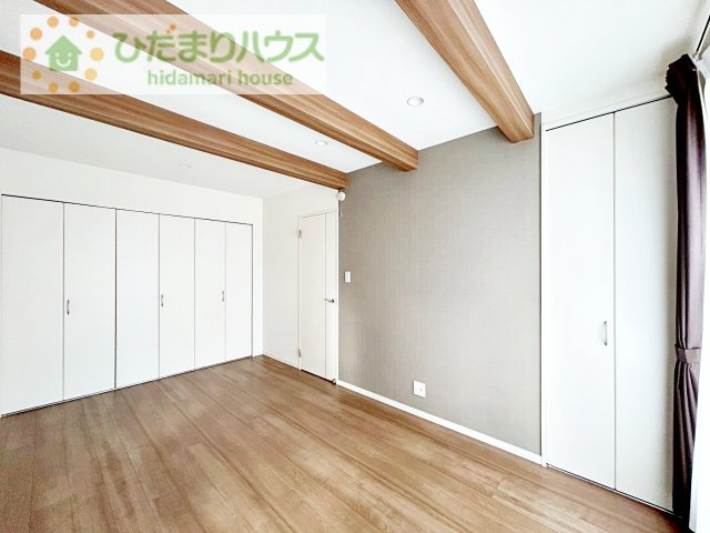 【寝室】 | 守谷市松並青葉3丁目　中古戸建 | 気品のある柄のアクセントクロス♪寝室をおしゃれに演出してくれます(*^^*)