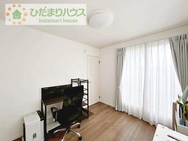 【子供部屋】 | 守谷市松並青葉3丁目　中古戸建 | バルコニーに面していて、たっぷり光りの入る明るい子供部屋です！