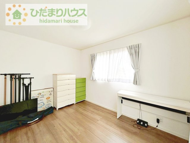 【洋室】 | 守谷市松並青葉3丁目　中古戸建 | お掃除しやすく、清潔感を保てるのでダニも発生しにくいフローリング♪
