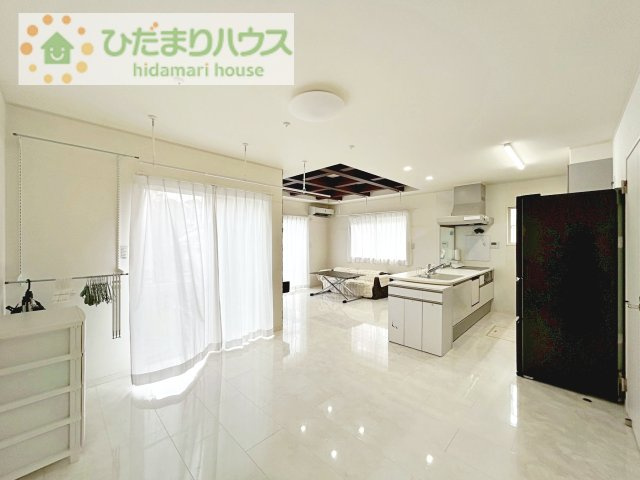 【居間・リビング】 | 守谷市松並青葉3丁目　中古戸建 | 白を基調とした開放感と清潔感あふれるルームデザイン(^^)/