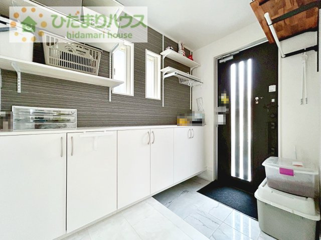 【玄関】 | 守谷市松並青葉3丁目　中古戸建 | 靴で溢れかえっていた玄関も、大きなシューズボックスと、玄関横のクロークでスッキリ解決！玄関は「その家の顔」とお考えの方にオススメの広さです！