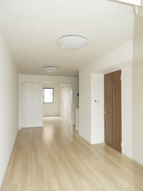 安芸高田市吉田町常友のアパートの居間・リビング