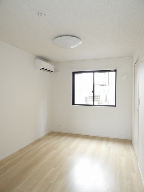 安芸高田市吉田町常友のアパートの寝室|寝室にもエアコンあり