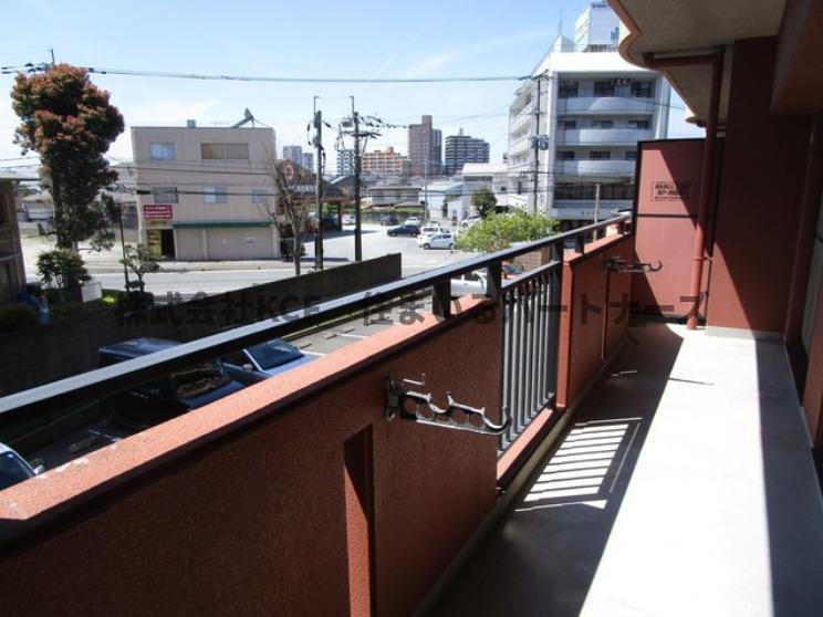 アメニティハイツ杏栄館のバルコニー|外からの目が気にならないバルコニーで洗濯物が干せます