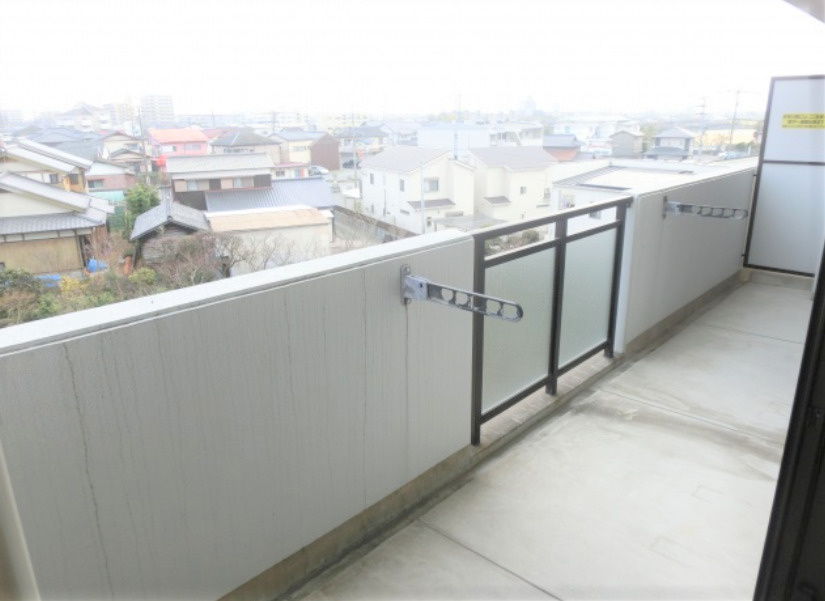 レジデンシャルのバルコニー|お洗濯にも便利なバルコニー付き