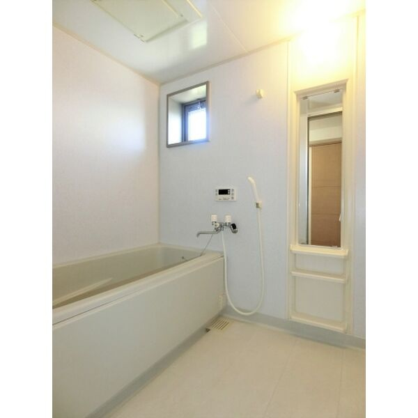 サン・グリーンの浴室|追い焚き付きのお風呂です♪