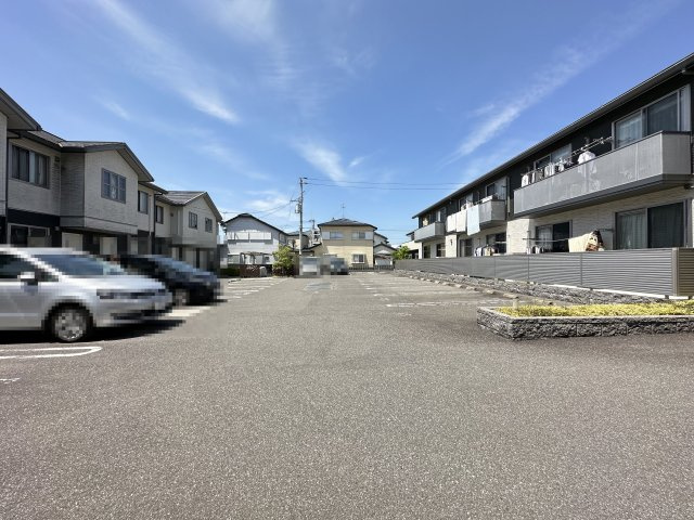 シャーメゾン中久万の駐車場