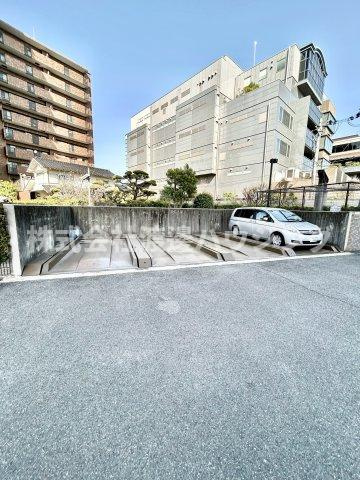 コートアメニティ江坂の駐車場