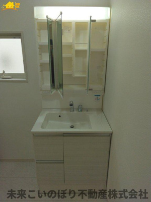 【独立洗面台】 | 久喜市南栗橋3丁目中古戸建 | 鏡の裏は収納になっています。
スッキリ収納ができます！