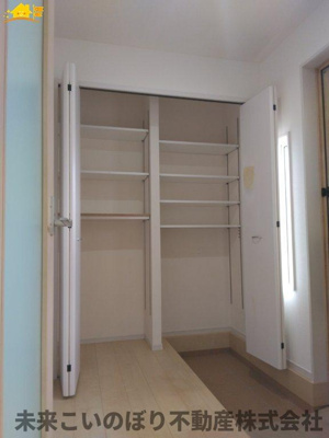 【玄関】 | 久喜市南栗橋3丁目中古戸建 | 内側から見た玄関はとても開放感があり、気持ちよくお出かけができます。
収納もしっかりあるので家族の靴をきちんと片づけておけます。