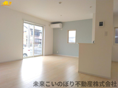 【居間・リビング】 | 久喜市南栗橋3丁目中古戸建 | 解放感のある広々LDKで大切な家族との時間が過ごせます。