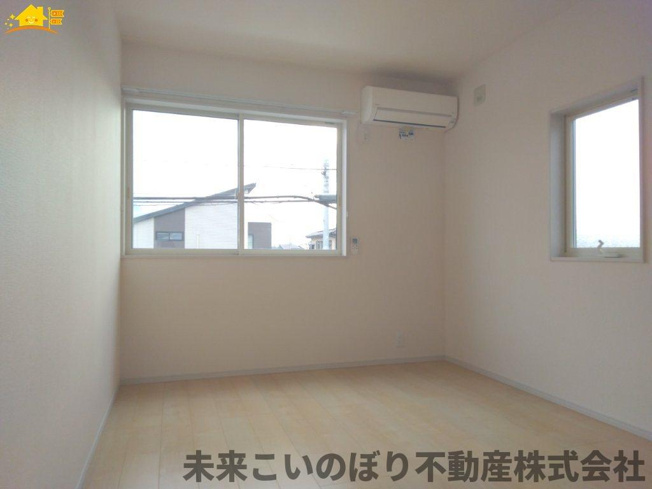 【子供部屋】 | 久喜市南栗橋3丁目中古戸建 | 二面採光のお部屋で日当たり通風良好です！
収納も大きく過ごしやすいです。お子さんのお部屋にいかがでしょうか