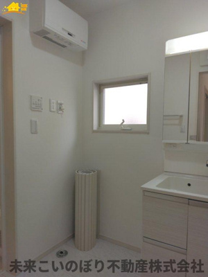 【脱衣所】 | 久喜市南栗橋3丁目中古戸建 | 洗面脱衣室には窓があり空気の入れ替えが出来カビの防止対策できますよ。