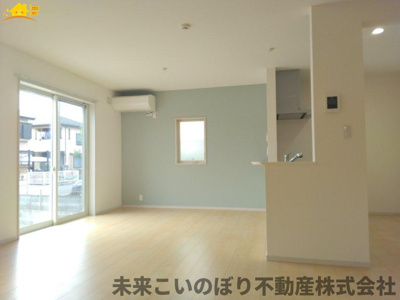 【居間・リビング】 | 久喜市南栗橋3丁目中古戸建 | 一日の中で多くの時間を過すことになるリビングダイニングだからこそ、いつも穏やかな空間であることが必然。爽やかな通風と採光を存分に感じる事が出来る空間です。