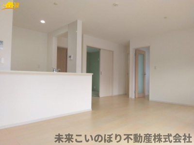 【居間・リビング】 | 久喜市南栗橋3丁目中古戸建 | 広々とした解放間のあるリビングで、家族の会話も弾みますね！