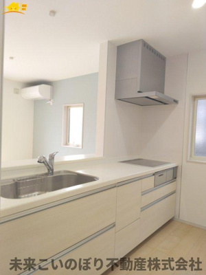 【キッチン】 | 久喜市南栗橋3丁目中古戸建 | 対面キッチンならつくりたてのお料理をすぐに食卓へ♪配膳しながら調理ができるので調理スペースを広く使用でき、作業効率も上がります♪