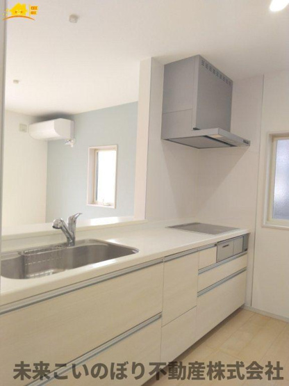 【キッチン】 | 久喜市南栗橋3丁目中古戸建 | 対面キッチンならつくりたてのお料理をすぐに食卓へ♪配膳しながら調理ができるので調理スペースを広く使用でき、作業効率も上がります♪