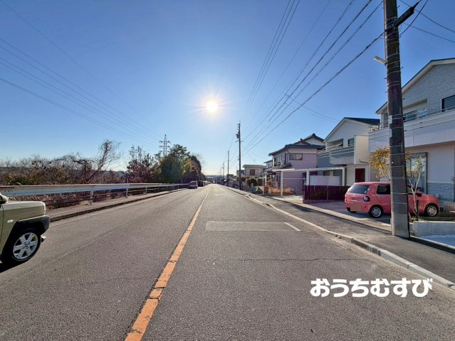 瀬戸市萩山台5丁目(全2棟)の前面道路含む現地写真