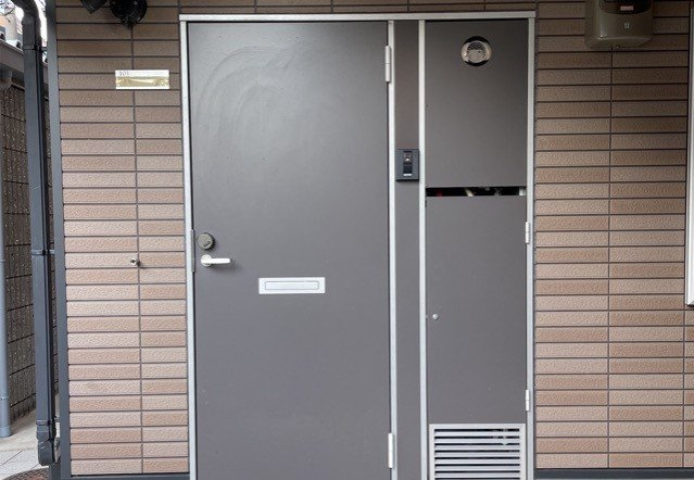 レオネクストアヴリール九条の玄関