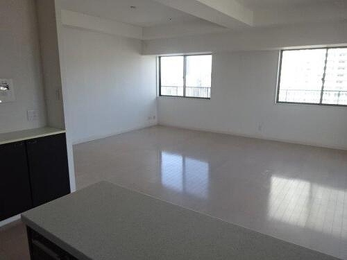 ライオンズマンション大阪スカイタワーの居間・リビング|ＬＤＫ（キッチン側から望む）※前回募集時／２０２２年３月の写