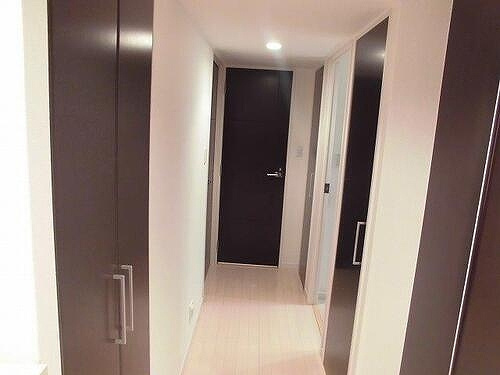 ライオンズマンション大阪スカイタワーのその他|玄関からの廊下　※前回募集時／２０２２年３月の写真