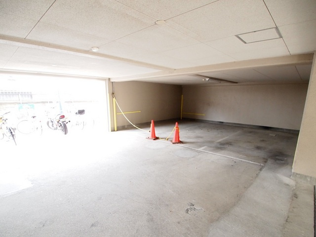 プランドール王寺の駐車場