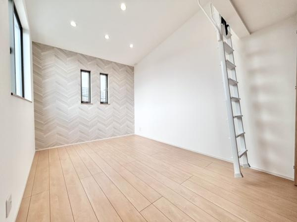 【洋室】 | 一人ひとりの大切なプライベート空間。趣味・感性で個性的に飾って頂けるようシンプルに仕上げてあります。ゆとりある広さで、一人の時間をゆったりと過ごせる安らぐお部屋になるはずです♪