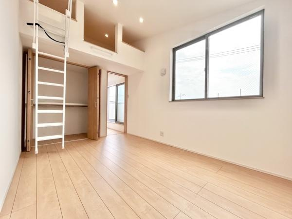 【寝室】 | 光が沢山取り込める大きな窓。2面採光なので、日差しを長時間受ける事が出来る暖かいお部屋です。