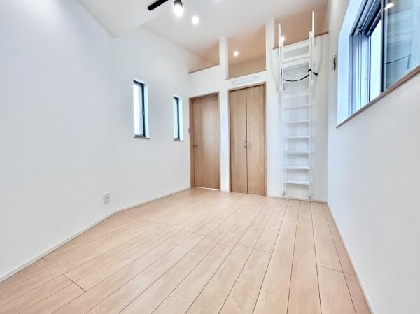 【洋室】 | 収納を完備！普段使いのお洋服や小物はもちろん、季節物のお洋服などもしっかりと整理整頓おしまい頂けます。居室空間をより広く隅々までお使いいただけますね♪