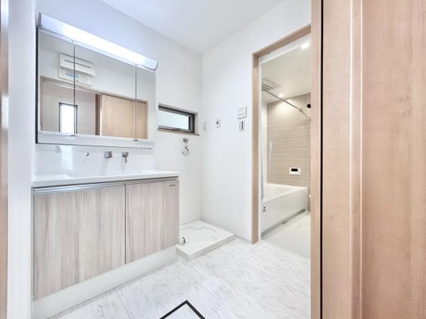 【独立洗面台】 | ゆとりの洗面スペースで朝の身支度も快適スムーズに。髪のセットやお化粧もストレスなくこなせ、朝から気分良く通勤通学に向かえそうですね！