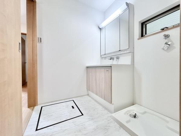 【独立洗面台】 | 明るく、清潔感のある洗面所♪鏡も大きく使い勝手の良い洗面化粧台です♪