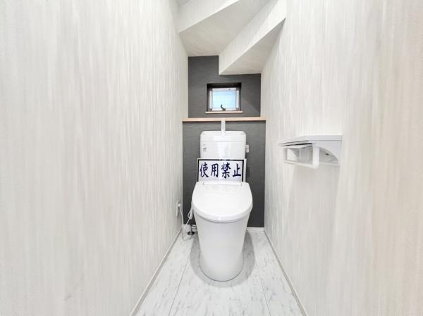 【トイレ】 | 窓があるので、換気しやすく匂いもこもりません♪暗くなりがちなトイレも明るいですよ♪
1階2階どちらにもトイレがあるって本当に便利ですね。
