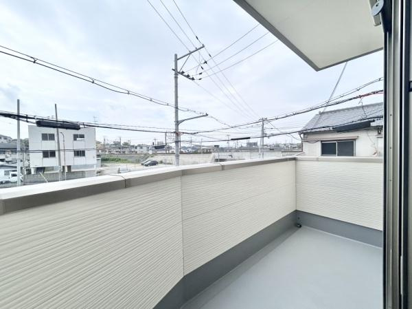 【バルコニー】 | 開放的なバルコニーは見晴らしもよく、太陽の温かな温もりをめいっぱい受け止めてくれます。太陽の光と爽やかな風を受けたお洗濯物はあっという間に乾き、取りこむ時には太陽の匂いを感じられそうですね♪